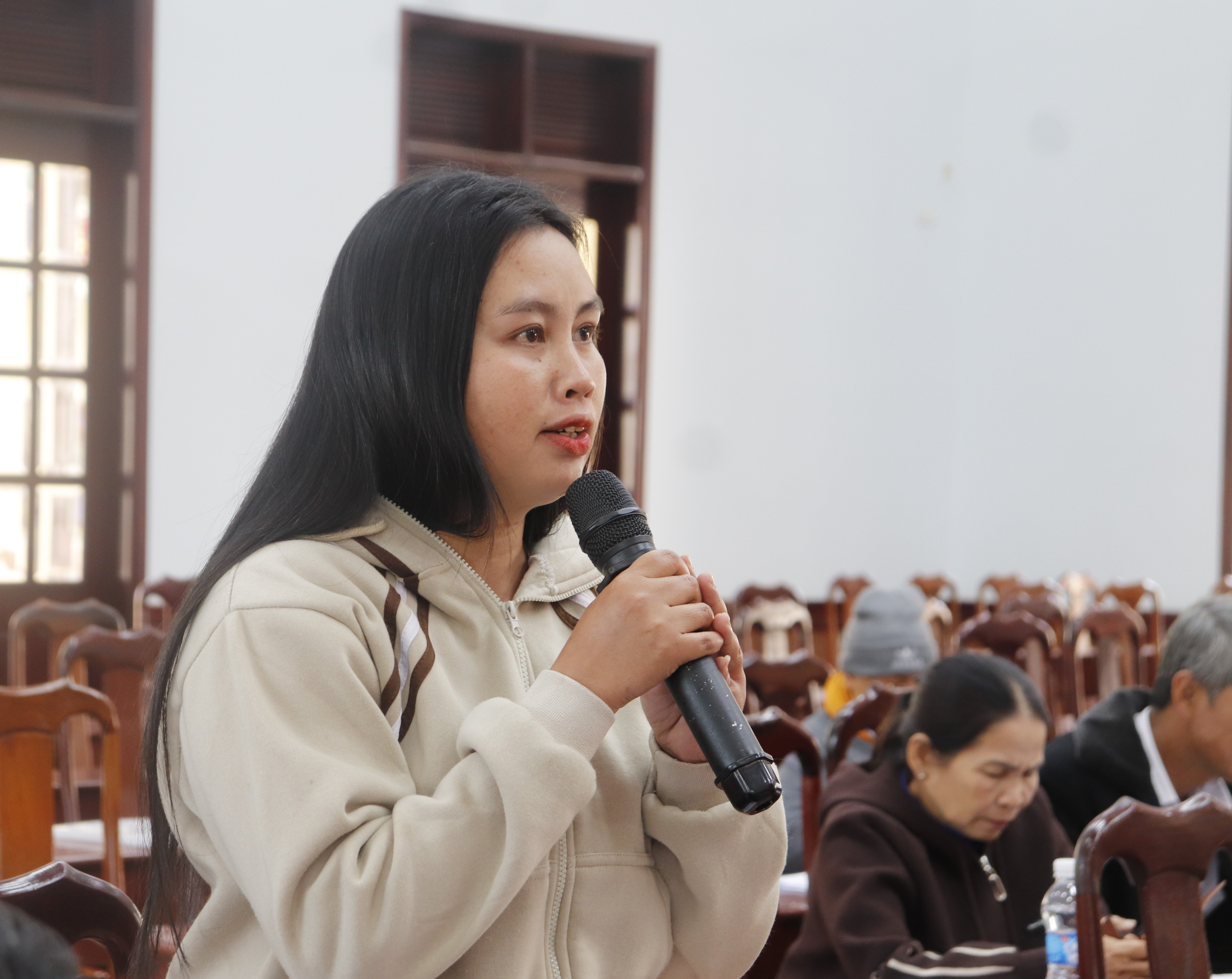 dai bieu thao luan2